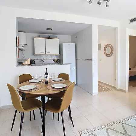 Two-bedroom Penthouse Next To The Sea Appartement *
